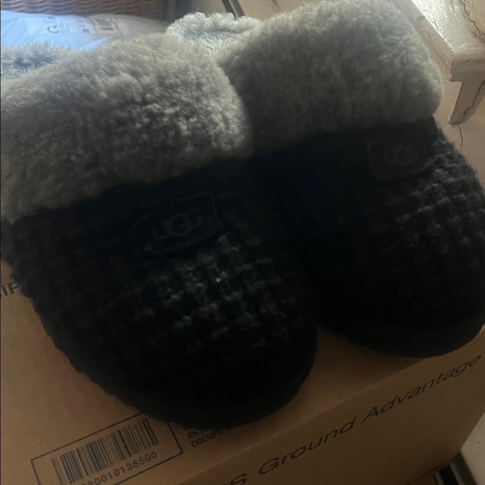 UGGS size 8 - Picture 4 of 4